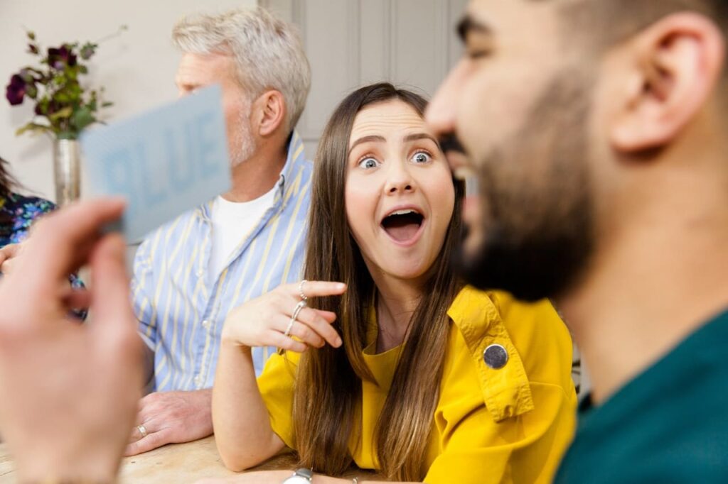 grupo de amigos jugando a los mejores juegos de mesa
