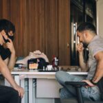 dos adultos jugando a un juego de mesa